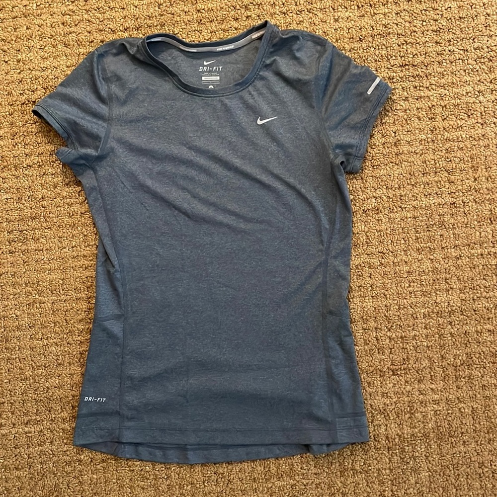Nike dryfit workout top size small